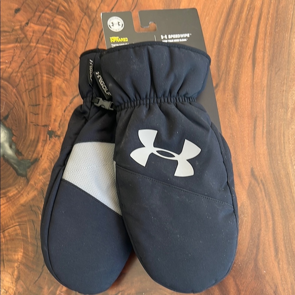 Under Armour Black Mittens for golf or outdoor activities